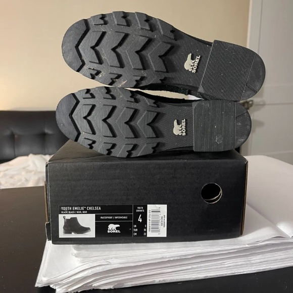Guc, Girl’s black Sorel Chelsea boots w/box, size 4y - Picture 5 of 5